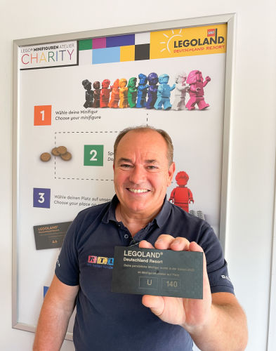 Wolfram Kons, Gesamtleiter der RTL Charity, zeigt den Standort seiner LEGO® Minifigur im LEGOLAND® Deutschland.