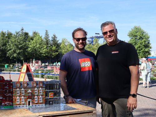 Die vom LEGOLAND Deutschland ernannten Bürgermeister Timo Will und Martin Schild (v.l.n.r.) von den Adult Fans Of LEGO haben die Grundrisse und die Infrastruktur der LEGO Stadt geplant und freuen sich schon darauf, der Stadt beim Wachsen zuschauen zu können.