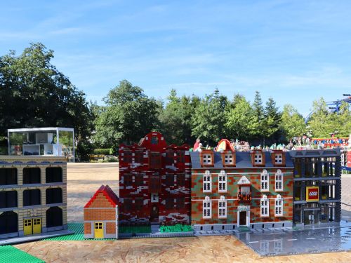 Damit der Weltrekord anerkannt wird, müssen in der LEGO Stadt auf der Aktionsfläche im MINILAND im LEGOLAND Deutschland 500 oder mehr Häuser sowie typische öffentliche Einrichtungen und städtische Gebäude entstehen.