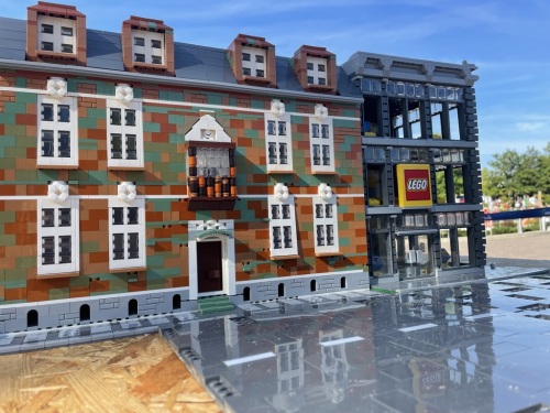 Damit der Weltrekord anerkannt wird, müssen in der LEGO Stadt auf der Aktionsfläche im MINILAND im LEGOLAND Deutschland 500 oder mehr Häuser sowie typische öffentliche Einrichtungen und städtische Gebäude entstehen.