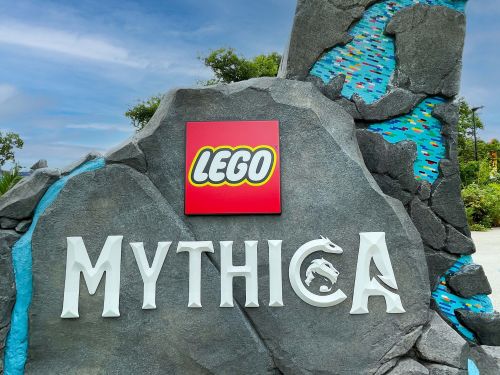 Im neuen Themenbereich LEGO® MYTHICA, der zum Saisonstart 2023 im LEGOLAND® Deutschland eröffnet wird, finden atemberaubende, lebensgroße LEGO Modelle ihren Platz. 