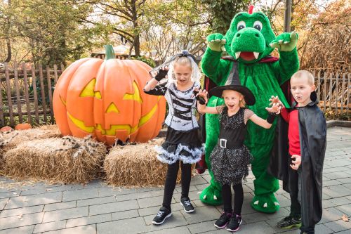 Zusammen mit Parkmaskottchen Olli können große und kleine Geisterjäger vom 01. bis 31. Oktober das schaurig-schön dekorierte LEGOLAND Deutschland erkunden.
