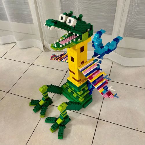 Ein Bauwerk der diesjährigen Familien-Challenge zum Thema "LEGO MYTHICA - jetzt wird's mythisch": Der Krokodil-Giraffen-Papageien-Delfin.