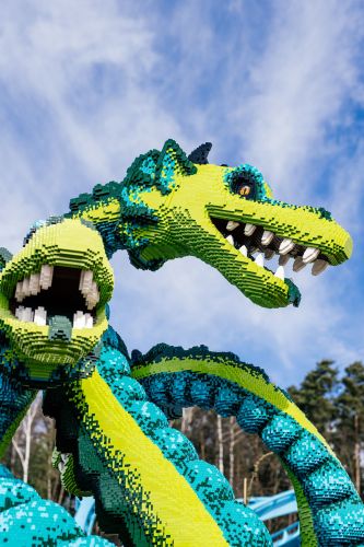 Ab dem Saisonstart am 25. März können LEGOLAND Besucher die fantasievolle Welt von LEGO MYTHICA mit Modellen aus insgesamt 1,5 Millionen LEGO Steinen aus der Nähe bestaunen.